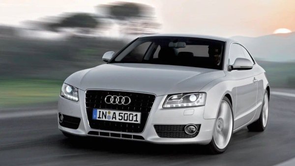 След около 100 000 км 1.8- и 2.0-литровите бензинови двигатели с турбокомпресор често изпитват тревожно увеличение на разход на масло до над 1 литър на 1000 километра.

Какво да се направи

Причината за повишения разход на масло е коксуването на двигателя. Слабите бутални пръстени не се справят, покриват се с въглеродни отлагания и стават нестабилни, което след това ускорява процеса. В напреднали случаи налягането в системата за смазване спада, което води до износване на разпределителните валове и главата на цилиндрите, както и на балансиращите валове и буталните възли.

В такива случаи е необходим основен ремонт на двигателя, включително подмяна на буталната група, разпределителните валове, цилиндровата глава и балансиращите валове. В по-ранни етапи обаче може да е достатъчно само смяната на нови бутала и сегменти.
